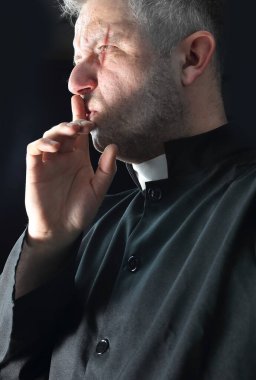 Gizemli ve sessiz rahip bazı sırlar saklıyor. 