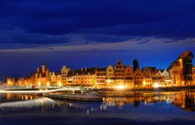 Polonya 'nın Gdansk kentindeki eski kentin gece manzarası