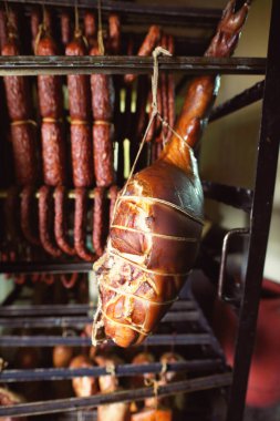 Jambon ve sosis tütsüleme evinde.