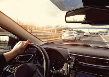 Güneşli bir günde şehirde araba sürmek.