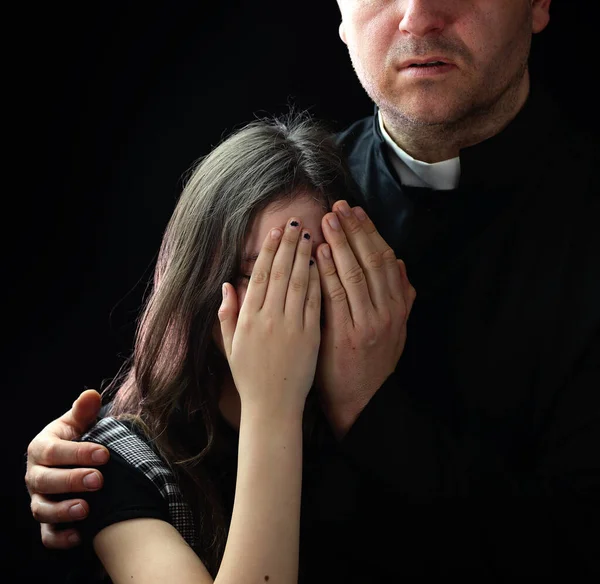 Pap Fiatal Lány Eltakarja Arcát — Stock Fotó