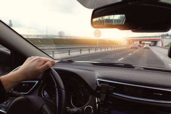 Conduire Une Voiture Dans Ville Par Une Journée Ensoleillée — Photo