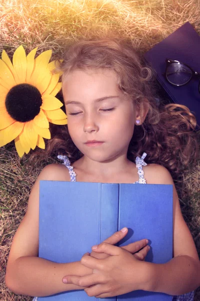 Jahrgang junges Mädchen mit Buch — Stockfoto