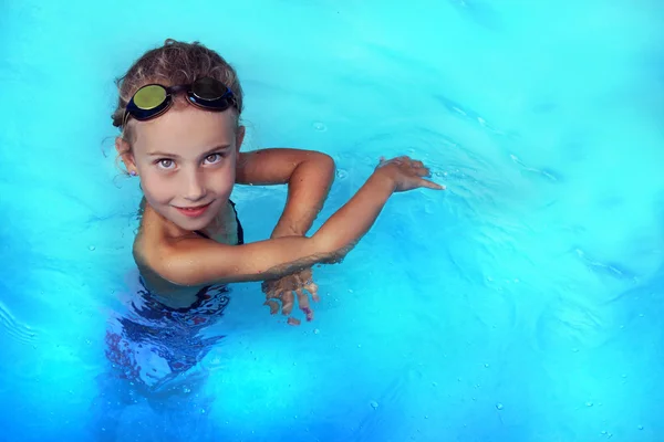 Маленька дівчинка плаває в спекотний день у басейні — стокове фото