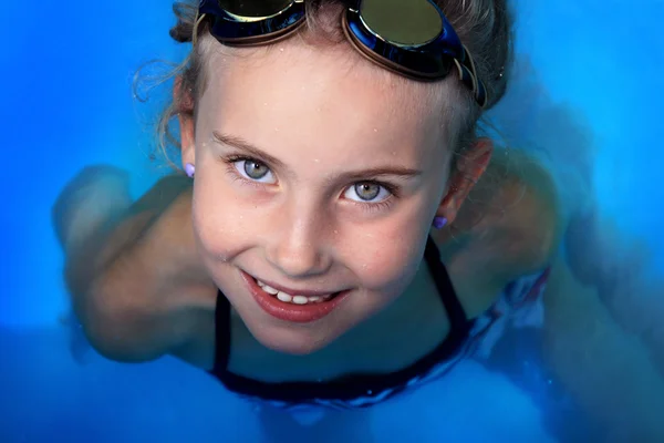 Malá holčička se vznáší na horký den u bazénu — Stock fotografie
