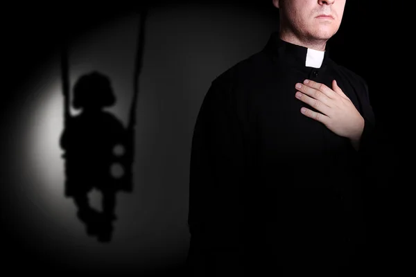 Sacerdote e bambini ombra — Foto Stock