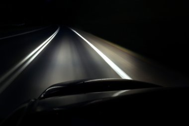 Yalnız araba gece otoyolda sürüş