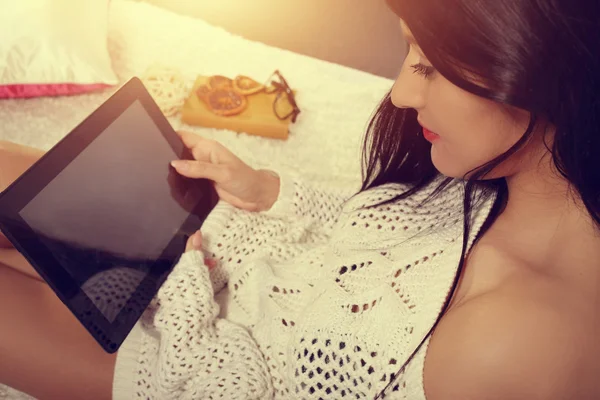 Locker gekleidetes Mädchen liest einen Artikel auf dem Tablet — Stockfoto