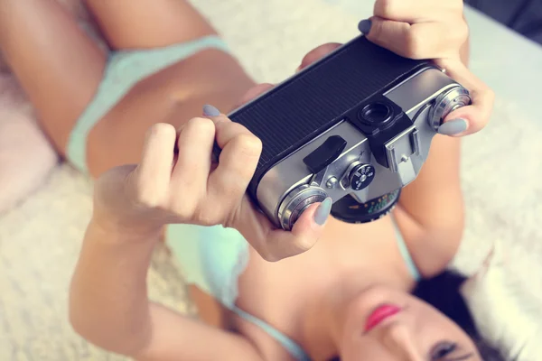 Girl doing herself a picture of an old camera — Stock Photo, Image