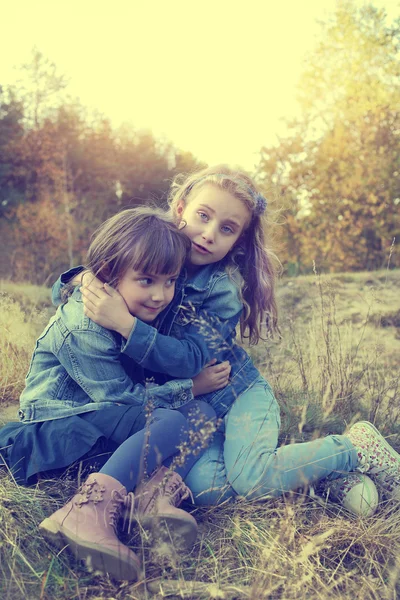 Two sisters hug — Stock Photo, Image