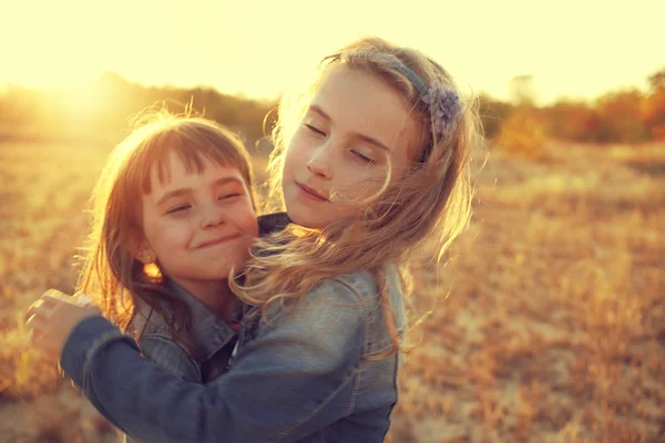 Due ragazze in giro per il campo di sole — Foto Stock