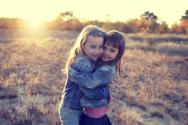 Két lány szaladgált a napos mező — Stock Fotó