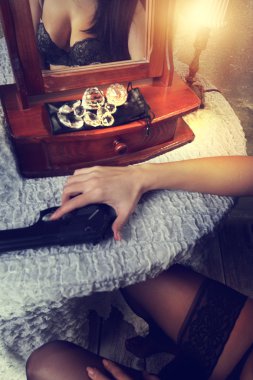 Soyunma odasında bir silah iç çamaşırı ile kız