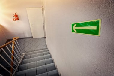 Ateş içinde builgding - tahliye yolu oluşturma