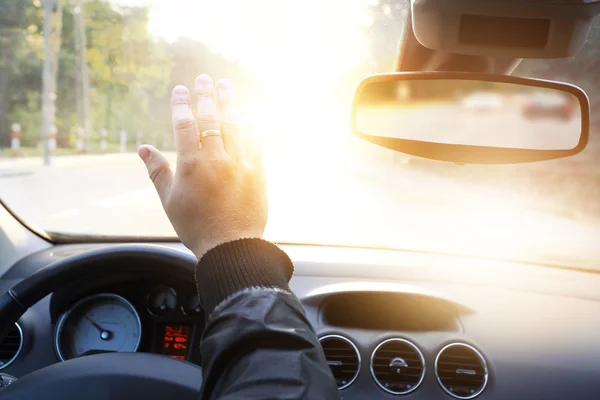 Motorista cego pelo sol no carro — Fotografia de Stock