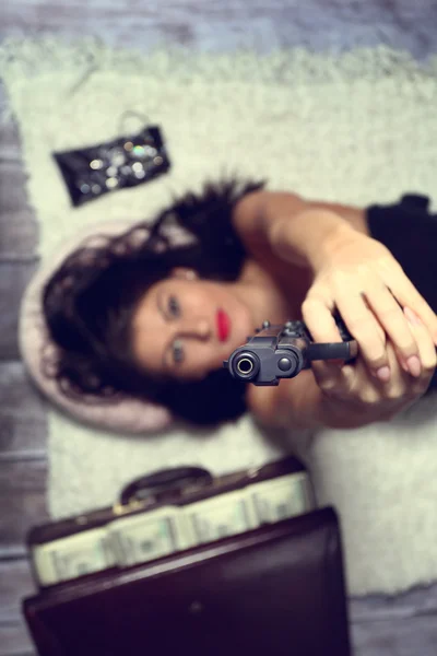 Bad girl I aim the gun at the victim — Stock Photo, Image