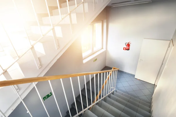 Notausgang und Treppe — Stockfoto