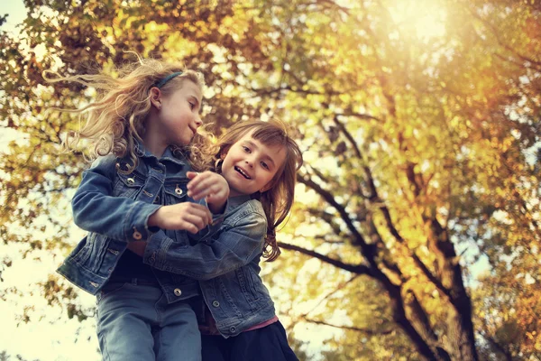 Junge Mädchen spielen im Freien — Stockfoto