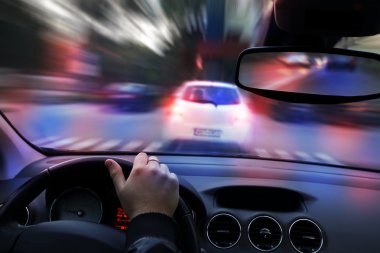 Polis kaçan araba şehrin sokaklarında kovaladı
