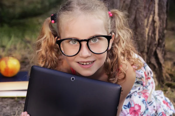A menina com o tablet aprende à escola — Fotografia de Stock