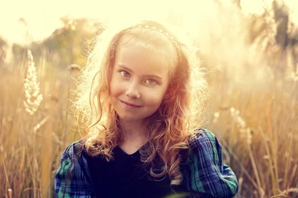 Das Mädchen im Kleid auf einer heißen Sommerwiese — Stockfoto