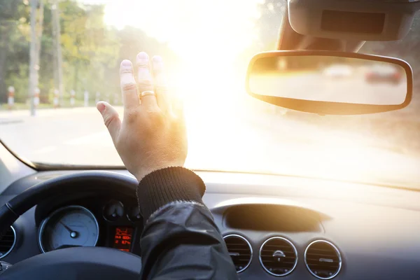 Conducteur aveuglé par le soleil dans la voiture — Photo