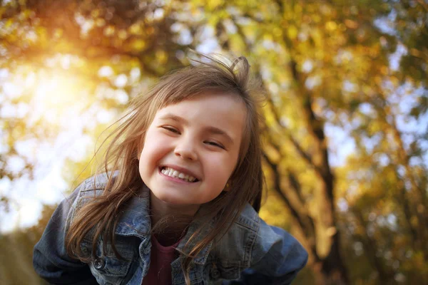 Radostné mladá dívka úsměv v sunny park — Stock fotografie