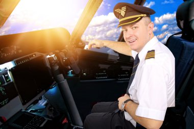 Gülümseyen ve neşeli pilot Kokpitte bir yolcu uçağı