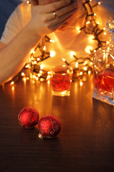 Mann mit Alkoholproblem trinkt an Weihnachten — Stockfoto