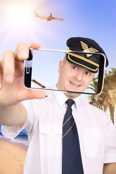 Pilot dělá Selfie na horké beach — Stock fotografie