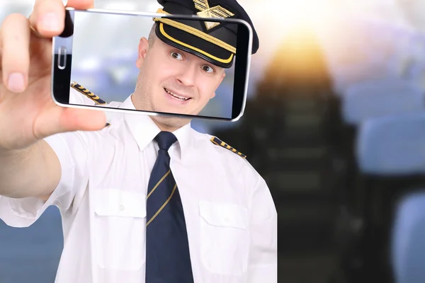 Piloto fazendo uma foto na cabine da aeronave — Fotografia de Stock