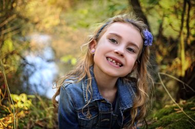 Açık bir diş olmadan genç kız