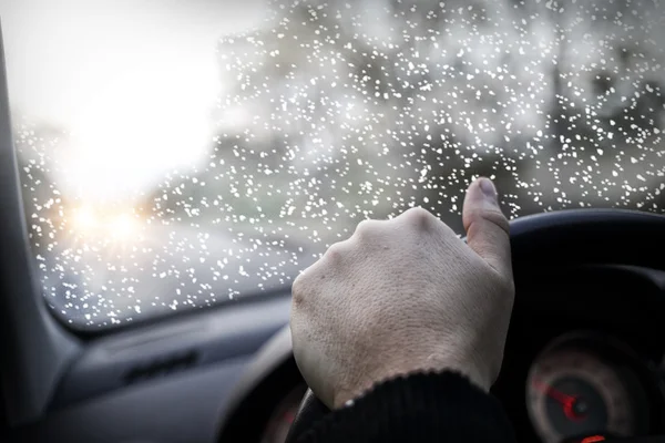 Poor visibility on the road in winter day — Stock Photo, Image