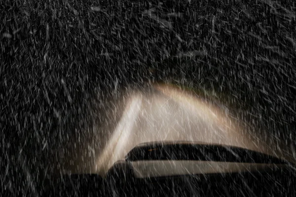 Conducir un coche por la noche en una tormenta de nieve — Foto de Stock