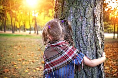 Neşeli arkadaşlar açık havada parkta snuggling