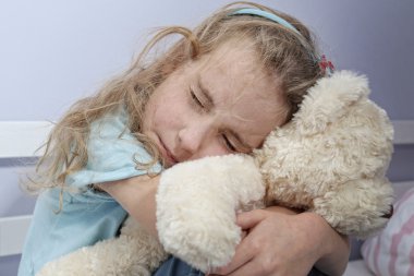 Teddy sarılma odada oturan üzgün yalnız kız