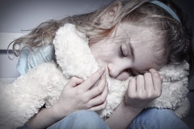 Genç kız sarılma teddy ağlıyor