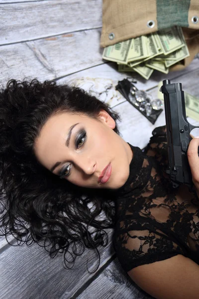 Slecht meisje met pistool — Stockfoto