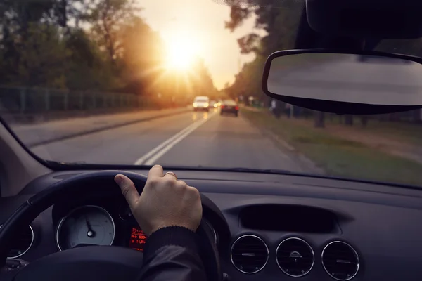 Conduire une voiture dans les rues de la ville — Photo