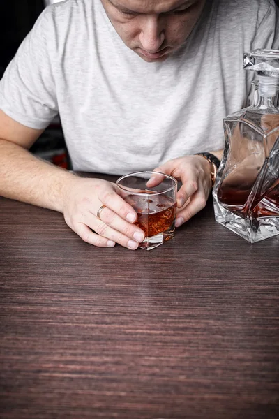 Dronken mens in bar — Stockfoto