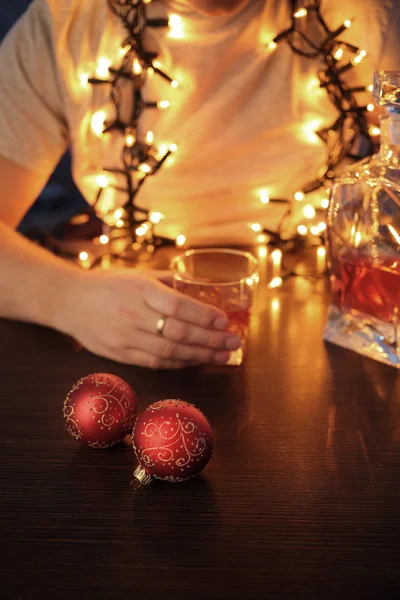 Drunk guy at the bar on Christmas — Stock Photo, Image