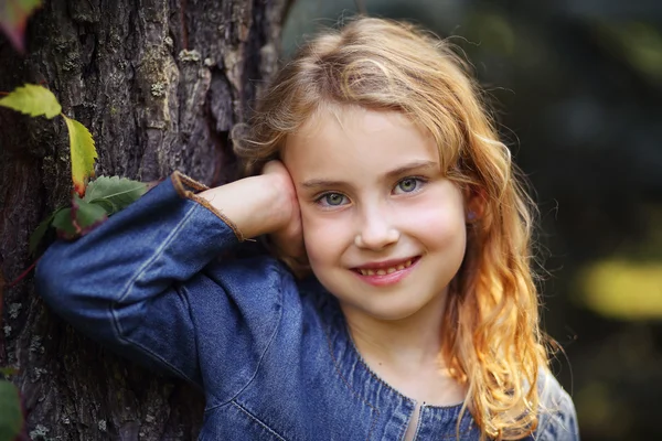 Lieblich lächelndes junges Mädchen — Stockfoto