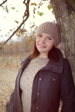 Güzel genç kız parkta yün şapkalı