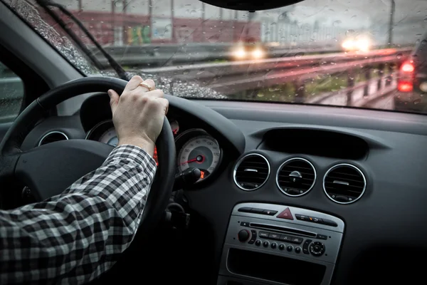 Clima lluvioso en la carretera y conducción lenta en el tráfico —  Fotos de Stock