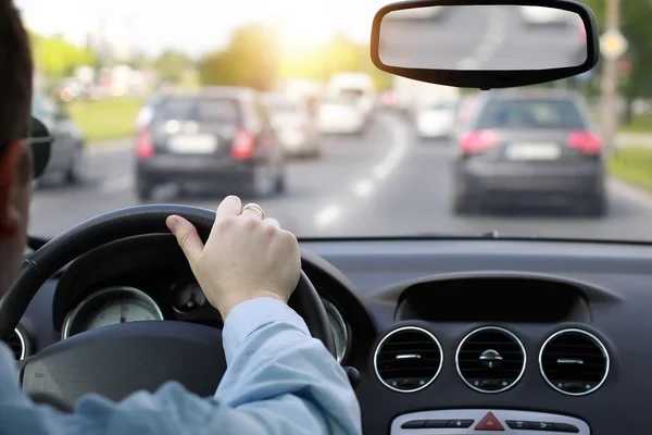 Conducir un coche en hora punta —  Fotos de Stock