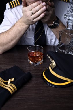 Umutsuz ve daldı pilot içki alkol