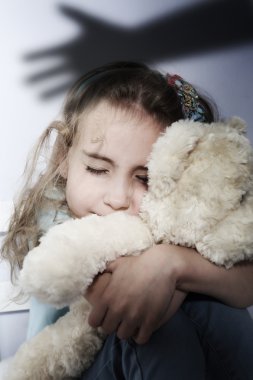 Sorunlu çocuk oyuncak ayı ile Dertop oturur