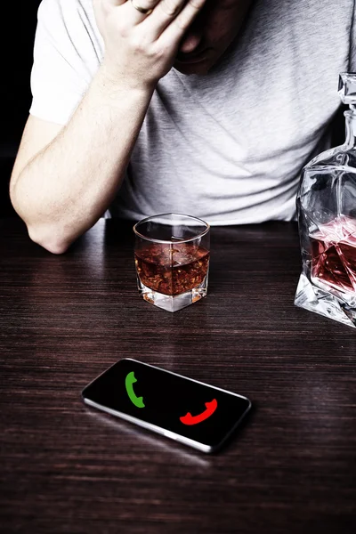 Drunk man in front of a mobile phone — Stock Photo, Image