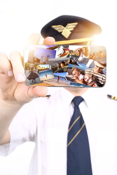 Piloto com o telefone com fotos de férias em família — Fotografia de Stock