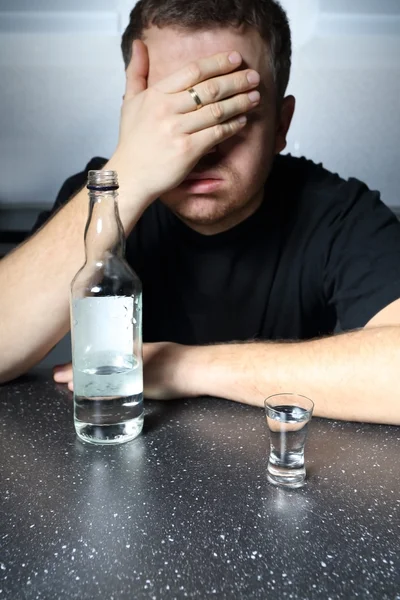 Alcoholprobleem - hulpeloos man drinken van wodka — Stockfoto